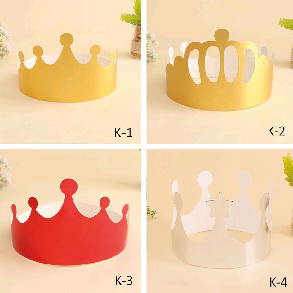 Kroner av papp i forskjellige design og farger